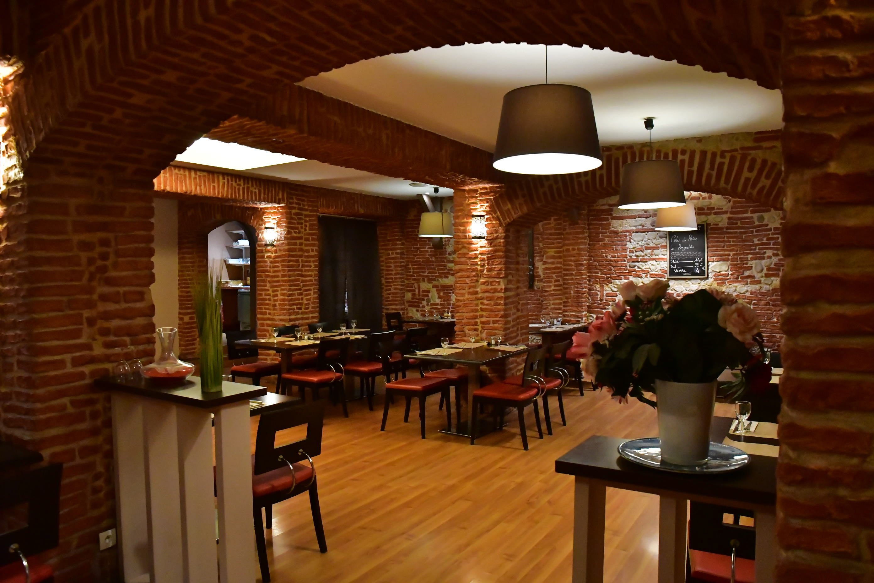 Vue panoramique de la salle, arches et décoration florale