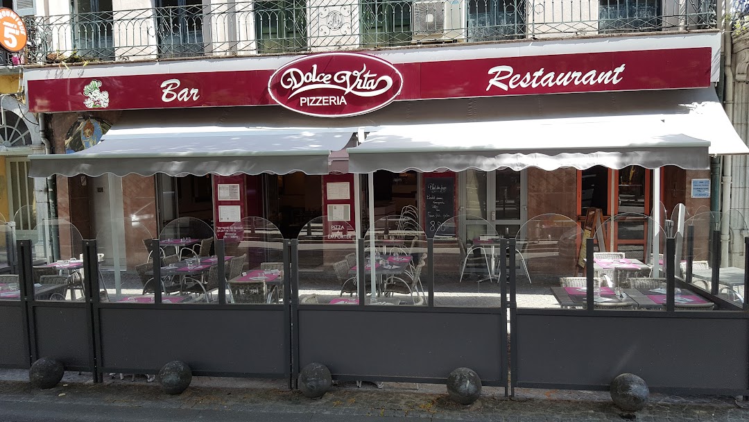 Terrasse extérieure du Dolce Vita avec parasols